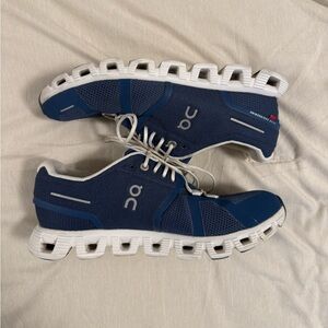 On Running Cloud 5 women’s sneakers in navy and white.